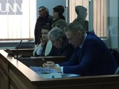 Суд дозволив Савченко перебувати у судовій залі за межами скляного боксу