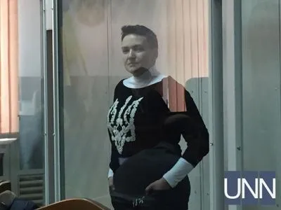 Савченко помістили до скляного боксу у залі суду