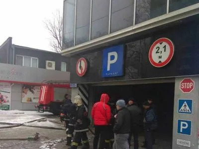 В подземном паркинге торгового центра в Одессе произошел пожар