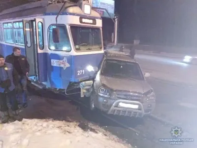 Автомобиль столкнулся с трамваем в Виннице: пострадал 7-летний мальчик