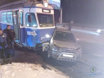 Автомобіль зіткнувся з трамваєм у Вінниці: постраждав 7-річний хлопчик