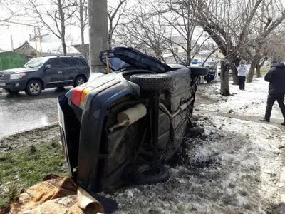 В Одесі автівка врізалася у стовп і перекинулася: є загиблі