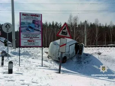 Пассажирский поезд протаранил микроавтобус в Полтавской области
