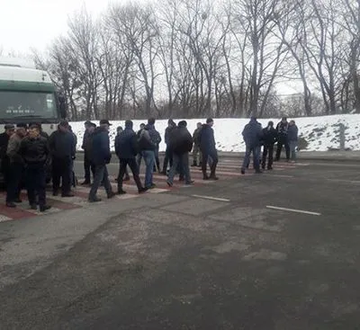 Жители Львовской области блокировали трассу Киев-Чоп из-за плохих дорог
