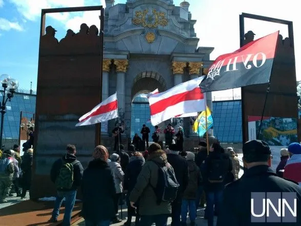 День волі: у Києві десятки активістів вийшли на Майдан із прапорами Білорусі