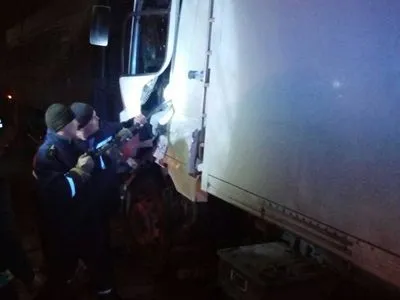 В Херсонской области произошло ДТП с участием двух грузовиков: водителя пришлось "вырезать" из кабины