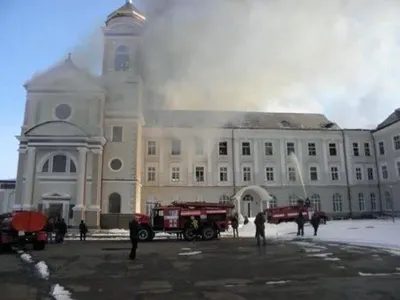 Більше 100 рятувальників гасили пожежу в готелі на Львівщині