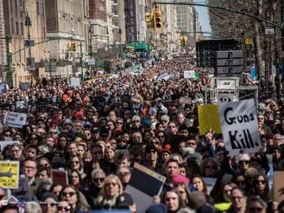 В Нью-Йорке на марш против оборота оружия вышли более 150 тысяч человек