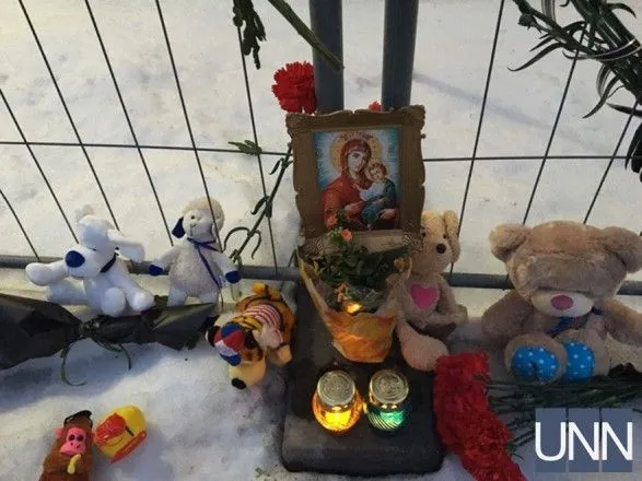 Украинцы несут цветы к посольству РФ из-за трагедии в Кемерове