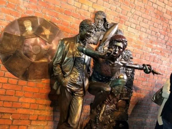 В Британии открыли памятник Дэвиду Боуи
