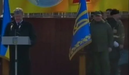 Во время выступления Порошенко стало плохо солдату почетного караула