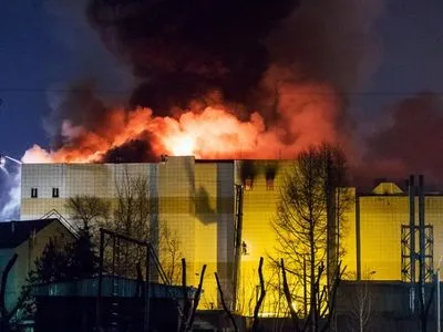 Пожар в Кемерово: число жертв достигло 48 человек, сооружение частично обрушилось