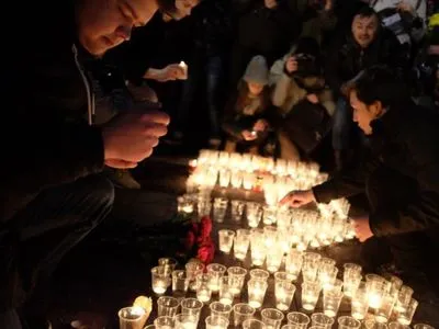 Квіти та іграшки: у Москві сотні людей вийшли вшанувати загиблих в Кемерово