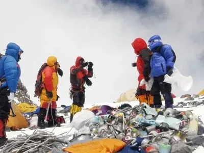 Эверест очистили от 5-ти тонн мусова