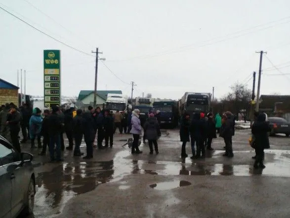 Жители села перекрыли движение транспорта в Николаевской области