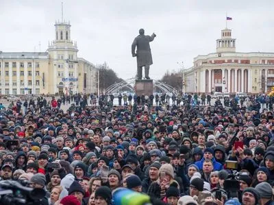 Мітинг у Кемерово триває: люди вимагають відставки Путіна та шукають загиблих