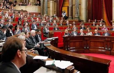 Парламент Каталонии требует разрешить Карлесу Пучдемону снова возглавить автономию