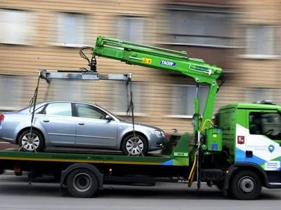 Нові правила паркування: в Україні дозволили фотофіксацію порушень та евакуацію авто