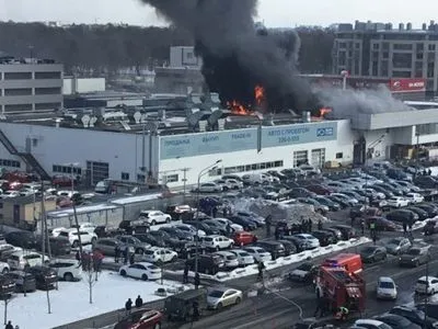 У Петербурзі загорівся автосалон "Hyundai", евакуювали 100 осіб