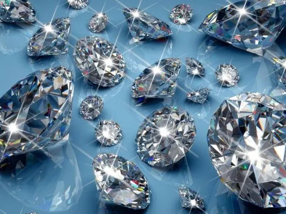 u-posiltsi-z-gonkongu-znayshli-205-skhovanikh-u-dokumenti-diamantiv