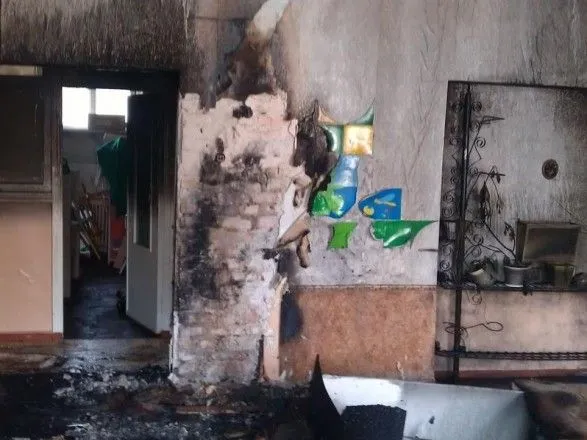 Під час пожежі у дитсадку на Донеччині жінка вистрибнула з вікна
