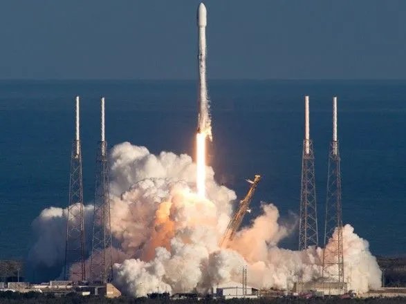 SpaceX запустили на орбиту Falcon 9 с десятью спутниками