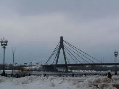 У Києві чоловік стрибнув з мосту