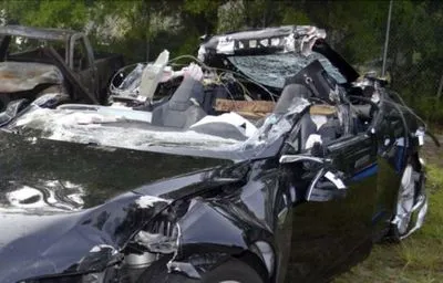 Водитель в Калифорнии погиб в ДТП, переключив Tesla на автопилот