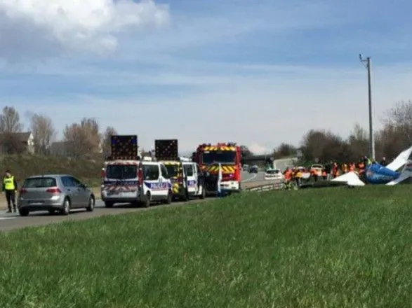 Во Франции возле автотрассы упал самолет, двое людей погибли
