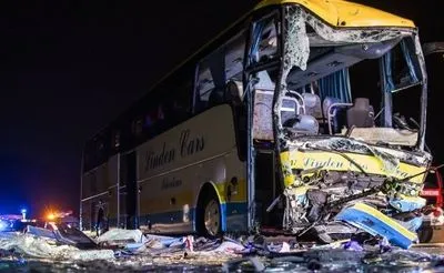 В Германии туристический автобус столкнулся с грузовиком