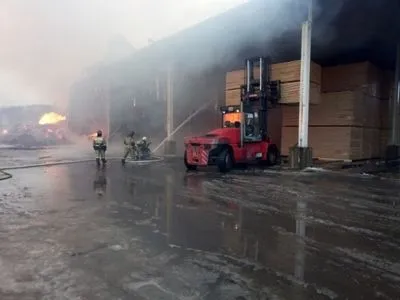 В России возник пожар на складе деревообрабатывающего завода