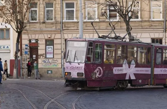 u-lvovi-bilya-zaliznichnogo-vokzalu-zagorivsya-tramvay