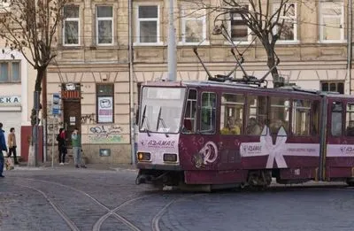 У Львові біля залізничного вокзалу загорівся трамвай