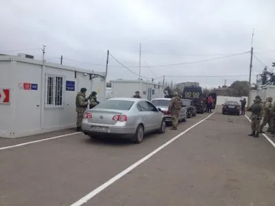В очередях на пунктах пропуска на Донбассе стоят 235 автомобилей