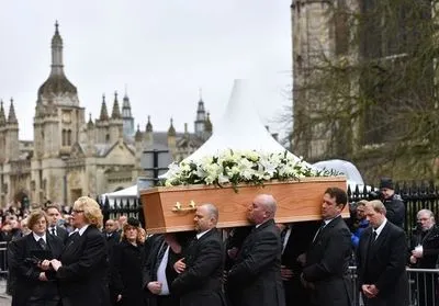 У Великій Британії відбулася церемонія прощання з вченим Стівеном Гокінгом