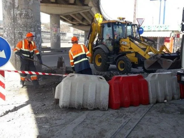 Міст не втомився: у КМДА спростували обвал шляхопроводу на Видубичах