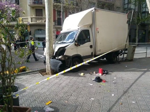 Грузовик въехал в группу пешеходов в Барселоне, есть пострадавшие