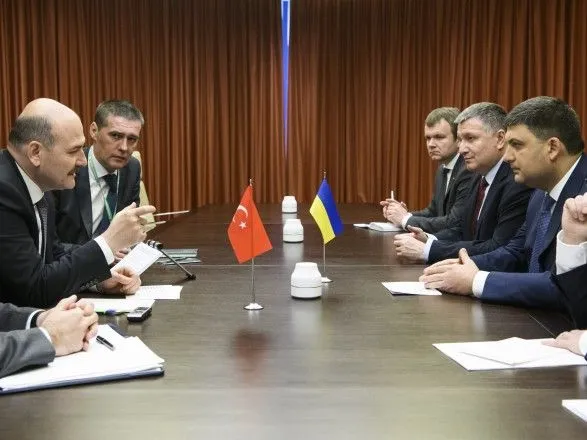 Гройсман запропонував Туреччині обговорити постачання СПГ через Босфор до України