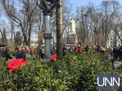 Возле памятника Ватутину в Киеве пожилая женщина получила ожог глаз