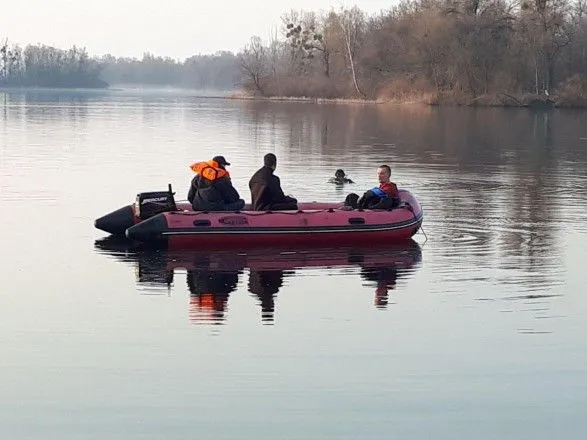 В Киеве продолжили поиски тела третьего упавшего с лодки мужчины