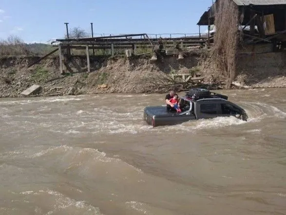 На Закарпатті в річку знесло Mercedes разом з чоловіком і дитиною