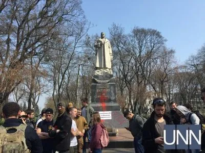 В центре Киева облили красной краской памятник Ватутину