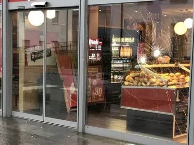 Невідомий напав на відвідувачів пекарні в Німеччині