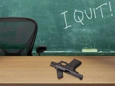Учитель в США уволился после случайной стрельбы в школе