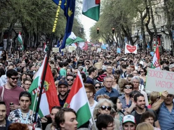 В столице Венгрии происходит шествие против Орбана