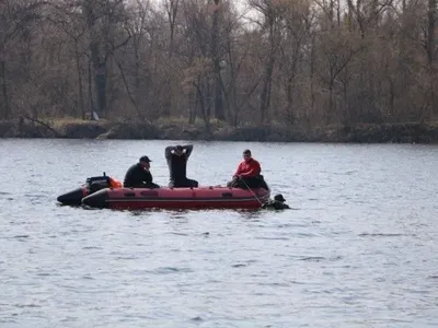 В Киеве все еще ищут тело третьего упавшего с лодки мужчины