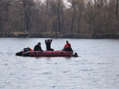 В Киеве все еще ищут тело третьего упавшего с лодки мужчины