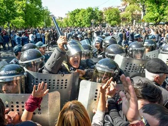 Вірменський політолог про протести в Єревані: дуже ймовірно, що влада піде на розгін