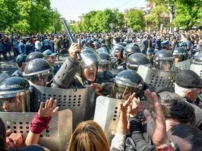 Армянский политолог о протестах в Ереване: очень вероятно, что власти пойдут на разгон