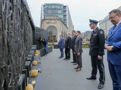 Аваков и Аброськин в США: возложили колоски у Мемориала жертвам Голодомора